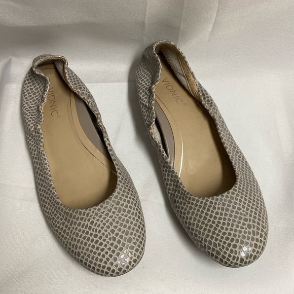 Vionic Alexa Orthotic Ballet Flat Aluminum Snakeskin Silver/Tan Size 6.5 - Picture 2 of 5